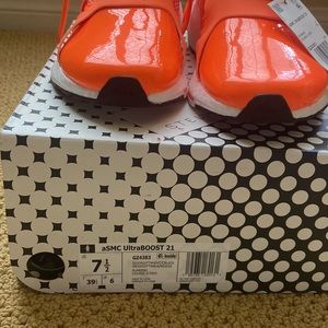 Adidas UltraBOOST (Adidas by Stella McCartney